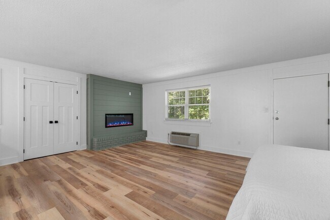 Building Photo - Special Offer: $500 Off First Full Month's Rent! 1 Bed, 1 Bath Apartment – Great Location & Ameni...