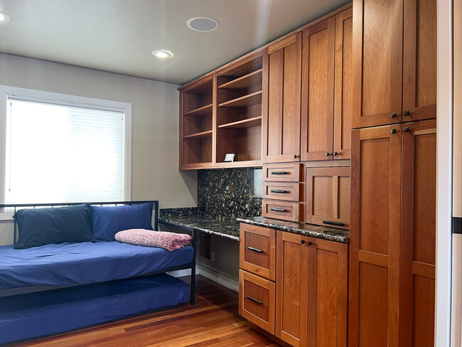 Building Photo - 22359 Mirror Lake Dr
