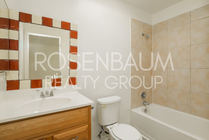 Building Photo - 354 W Delano St