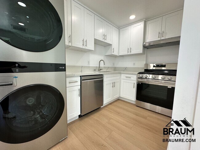 Building Photo - 1111 S Crest Dr