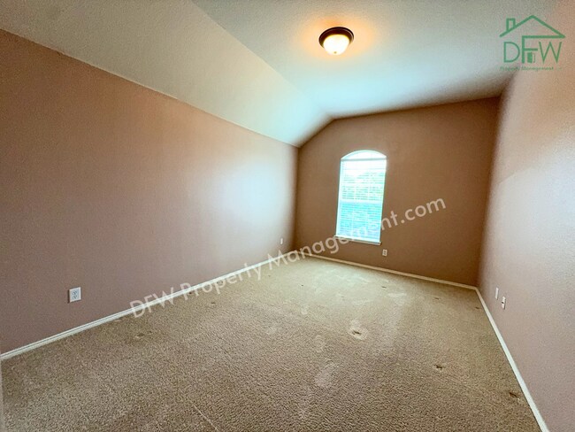 Building Photo - Elegant and Spacious 5-Bedroom Home for Lease in Fort Worth