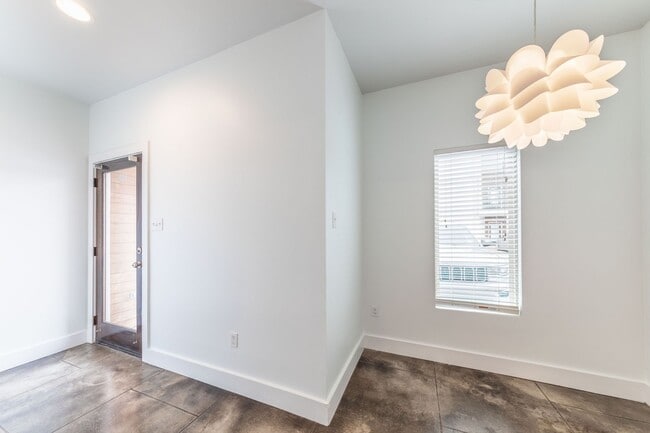 Building Photo - Modern Luxurious Lafayette Townhome for Rent (Right Across From the Oil Center)!