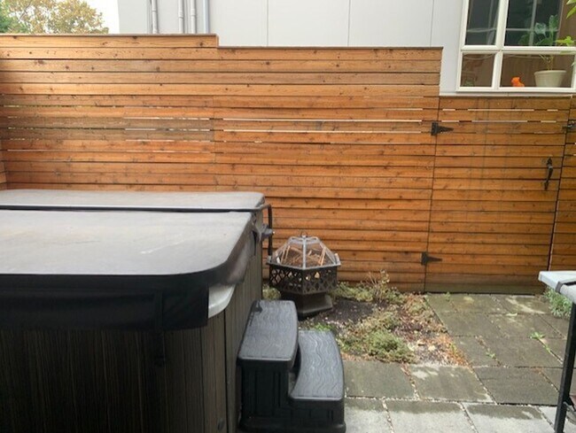 Building Photo - High End Madison Valley Row House !
