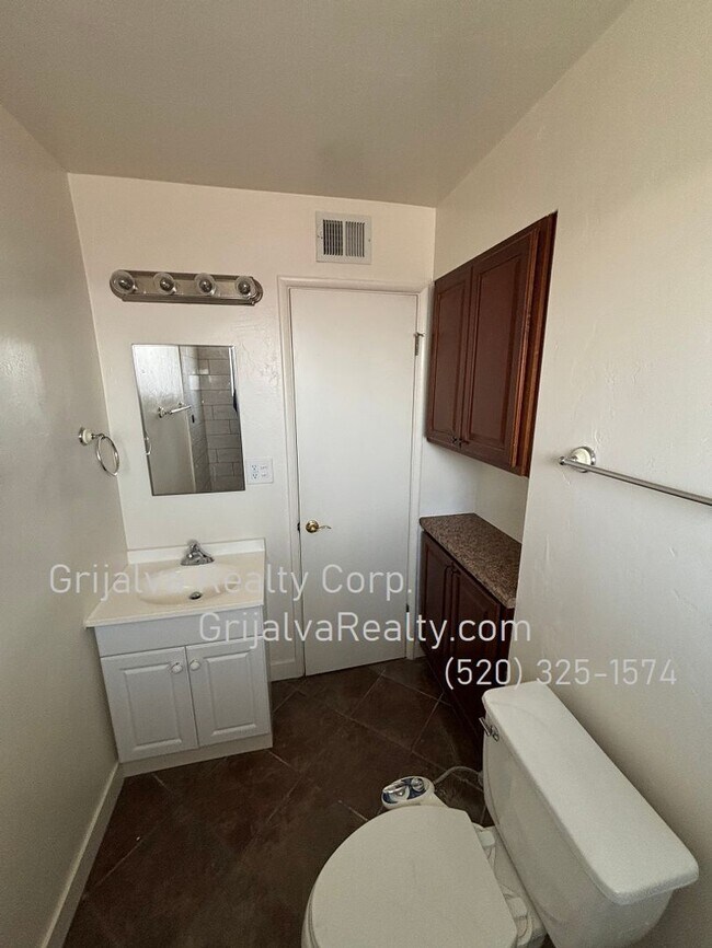 Building Photo - 4347 E Bellevue St