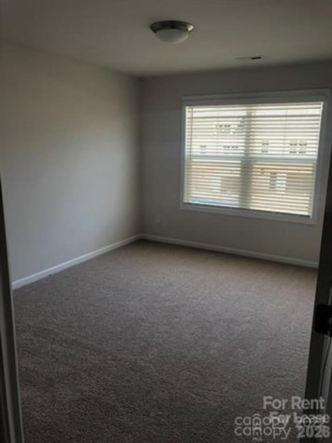 Building Photo - 3 bedroom townhome available now!