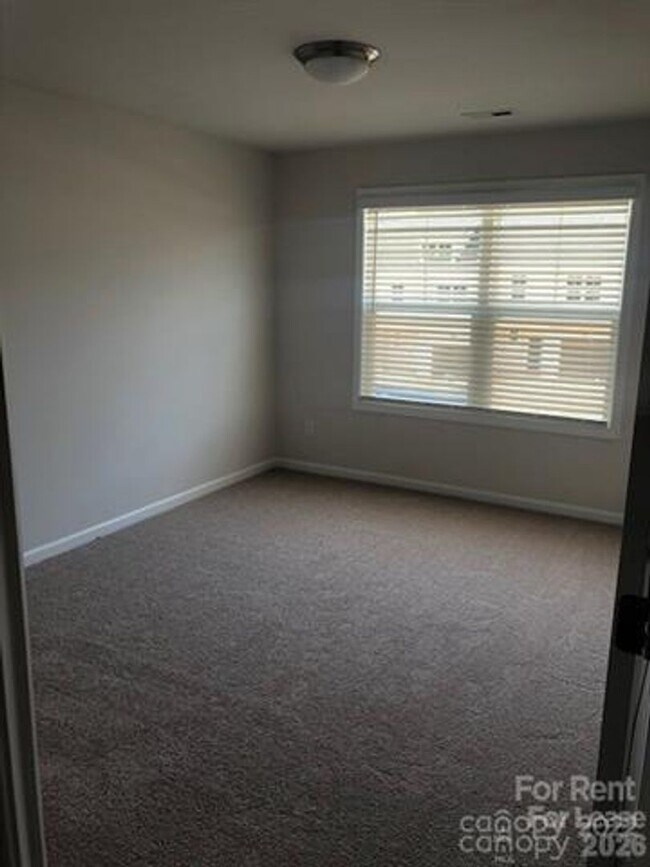 Building Photo - 3 bedroom townhome available now!