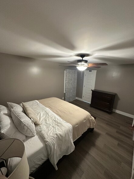 Master bedroom - 6178 Graceland Cir
