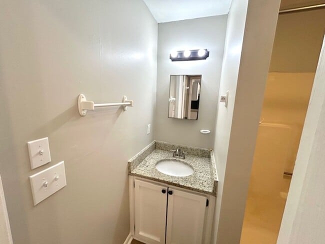 Building Photo - 124 Cottonwood Dr