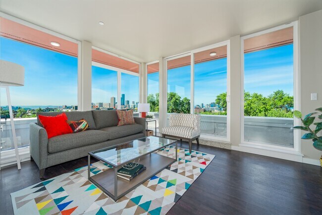 Building Photo - 1321 E John St