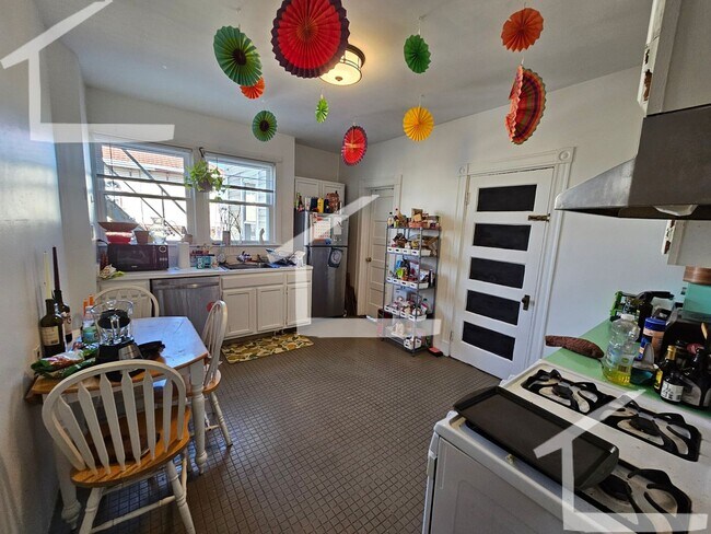 Building Photo - Nice 3 bed in Allston......