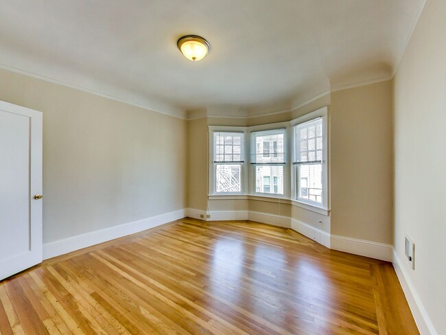 Building Photo - TOP FLOOR! LARGE CLOSET! On-Site LAUNDRY! ...