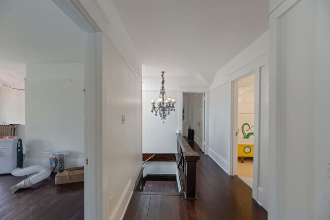 Building Photo - Big Charm in Madison Valley 4 bd 3 ba