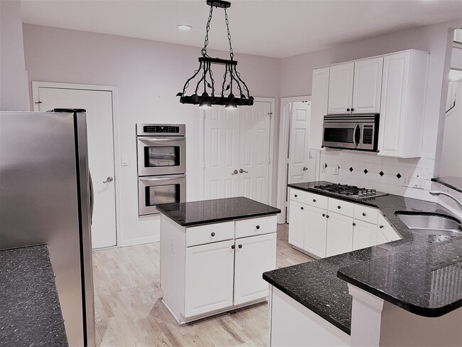 Building Photo - 10920 Donamere Dr