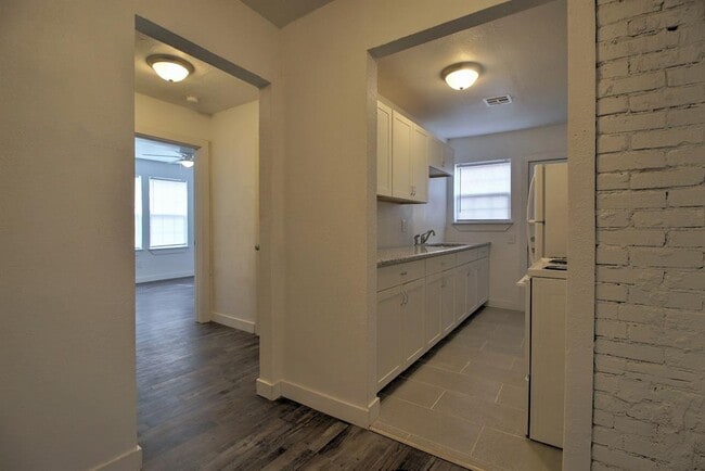 Building Photo - 1004 NE 19th St