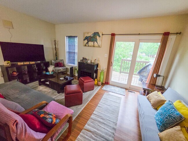 Building Photo - Beautiful 3BR Townhouse in Rockville/Derwood for early June Move-In!