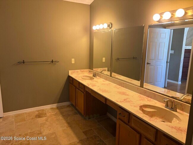 Building Photo - 340 Quail Dr