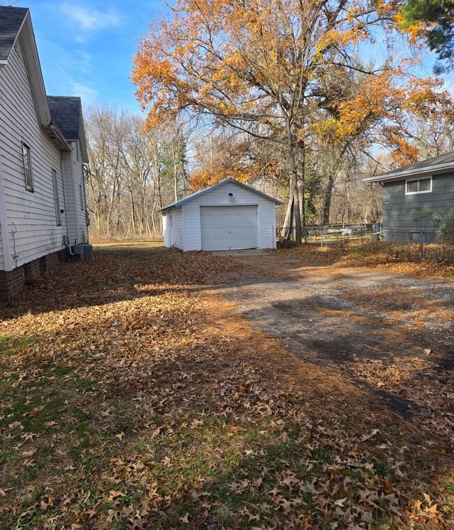 Building Photo - 1829 Norman Ave