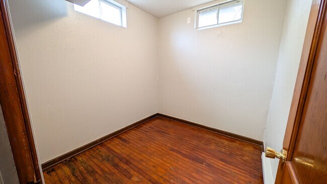 Building Photo - 704 Hickory St