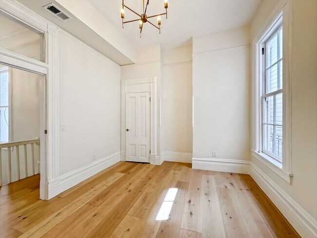 Building Photo - Top-Floor, Remodeled 5BR/2.5BA Victorian F...