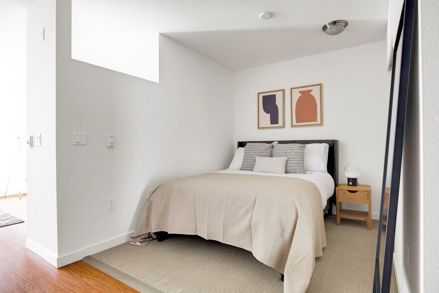 Building Photo - 330 3rd Ave W