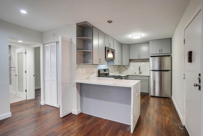 Building Photo - $99 Move In Special! (OAC) Stunning 3Bd/2B...