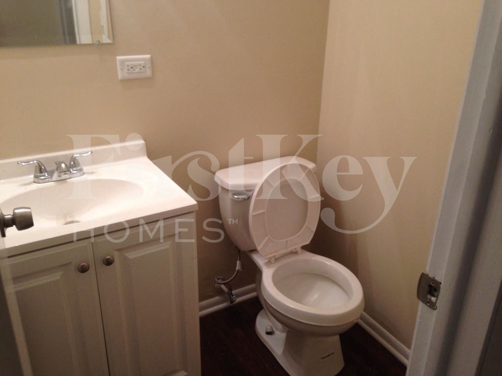 Building Photo - 817 Rose Ln