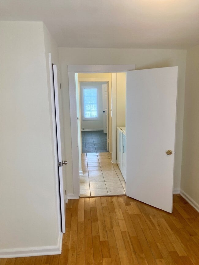 Building Photo - 817 10th St