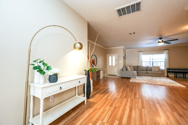 Building Photo - 2865 Westhollow Dr