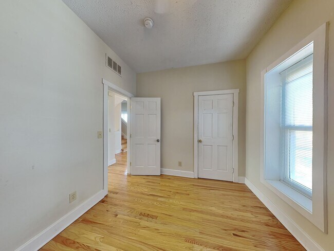 Building Photo - 1394 Indianola Ave