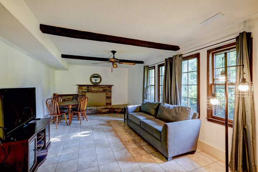 Building Photo - 1422 Pineview Dr