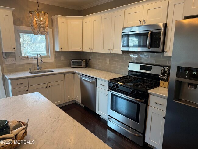 Building Photo - 510 Lareine Ave