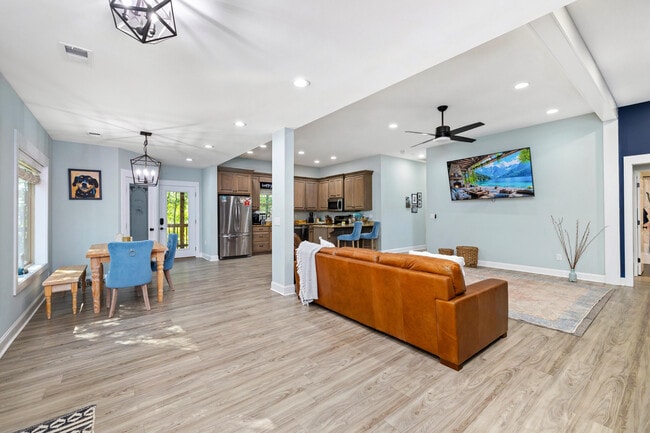 Building Photo - 930 Loring Mill Rd