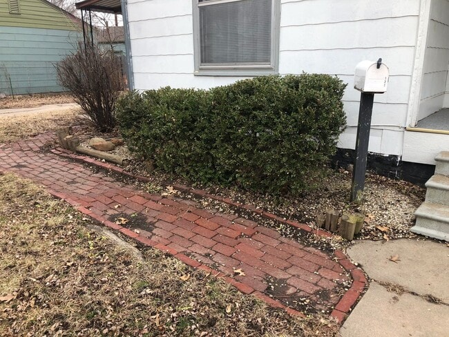 Building Photo - $849 - 2 bed 1 bath - Single Family Home