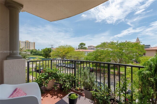 Building Photo - 1650 Galiano St