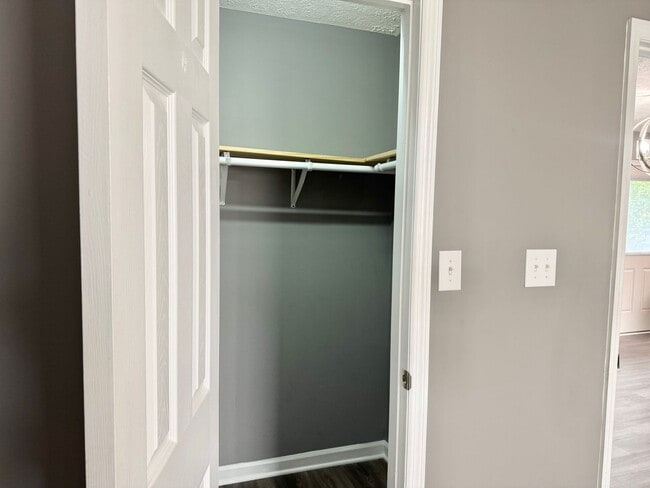 Building Photo - Three Bedroom Close to Ft. Campbell