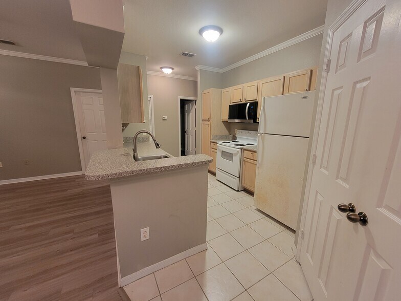 Building Photo - 7800 Point Meadows Dr