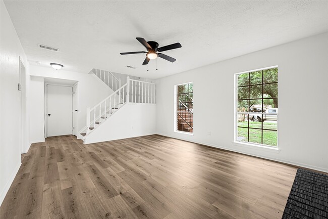 Building Photo - 15231 Silverman St