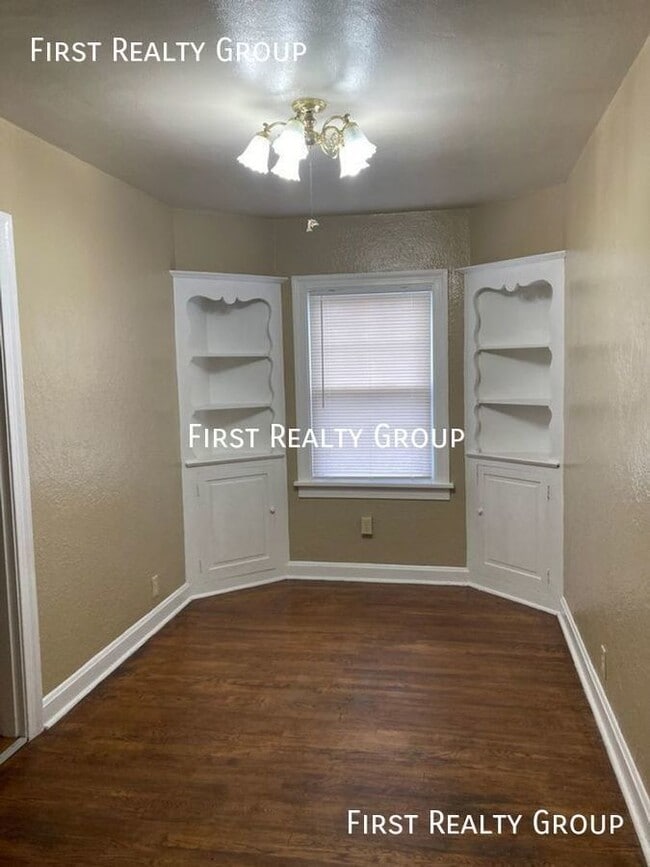 Building Photo - 2926 Catalpa Dr.