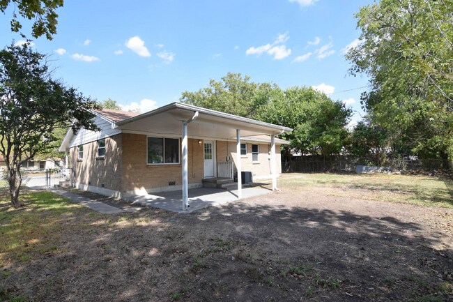 Building Photo - 2504 Paula Rd