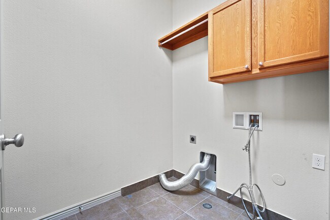 Building Photo - 5729 Valley Oak Dr