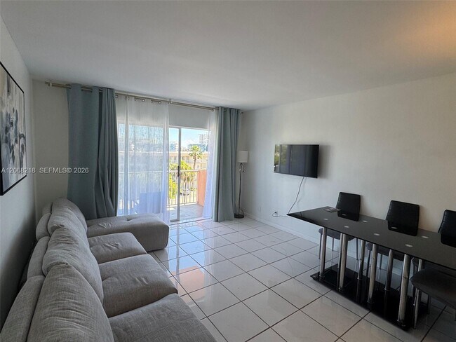 Building Photo - 2200 E Hallandale Beach Blvd