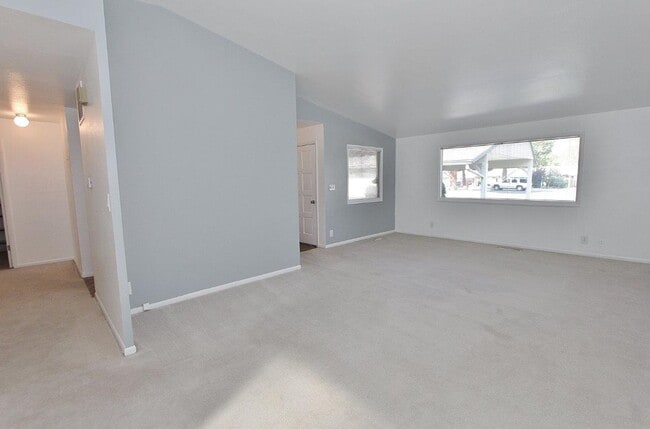 Building Photo - Clean Townhouse Centrally Located on the B...