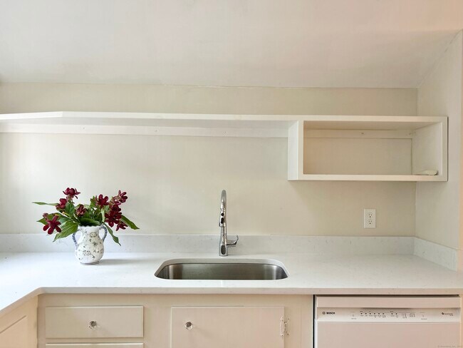 Building Photo - 6-5 5th St