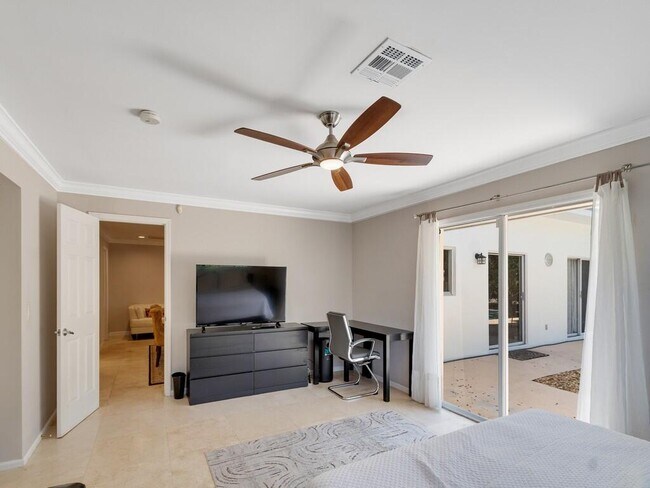 Building Photo - 527 E Causeway Blvd