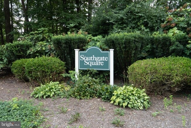 Building Photo - 2221 Southgate Square