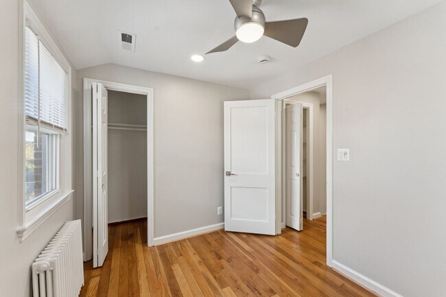 Building Photo - Charming and inviting two-bedroom home in an unbeatable location.