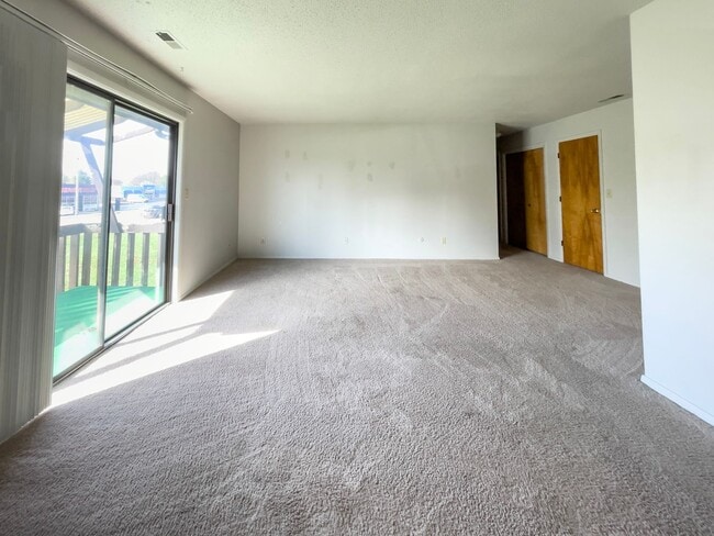 Building Photo - Spacious 2 Bedroom!