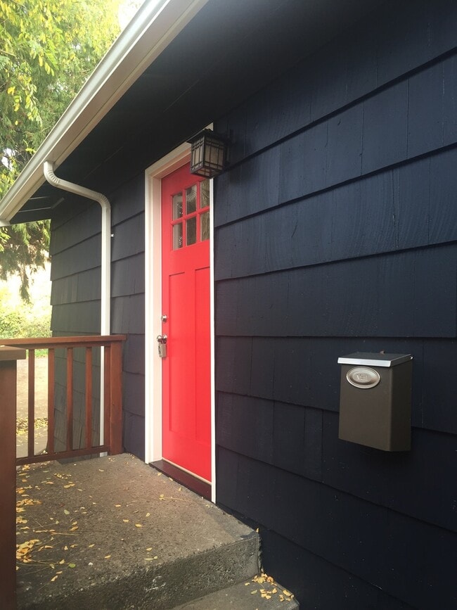 Building Photo - Great 2 BR/1 BA duplex unit available!