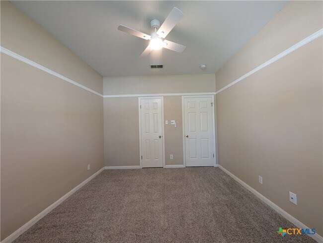 Building Photo - 947 River Rock