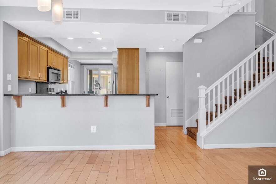 Building Photo - 955 Pavilion Loop